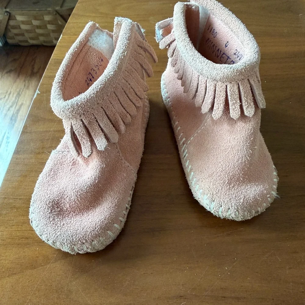 Minnetonka Kids Suede Fringe Moccasins in Light Pink
